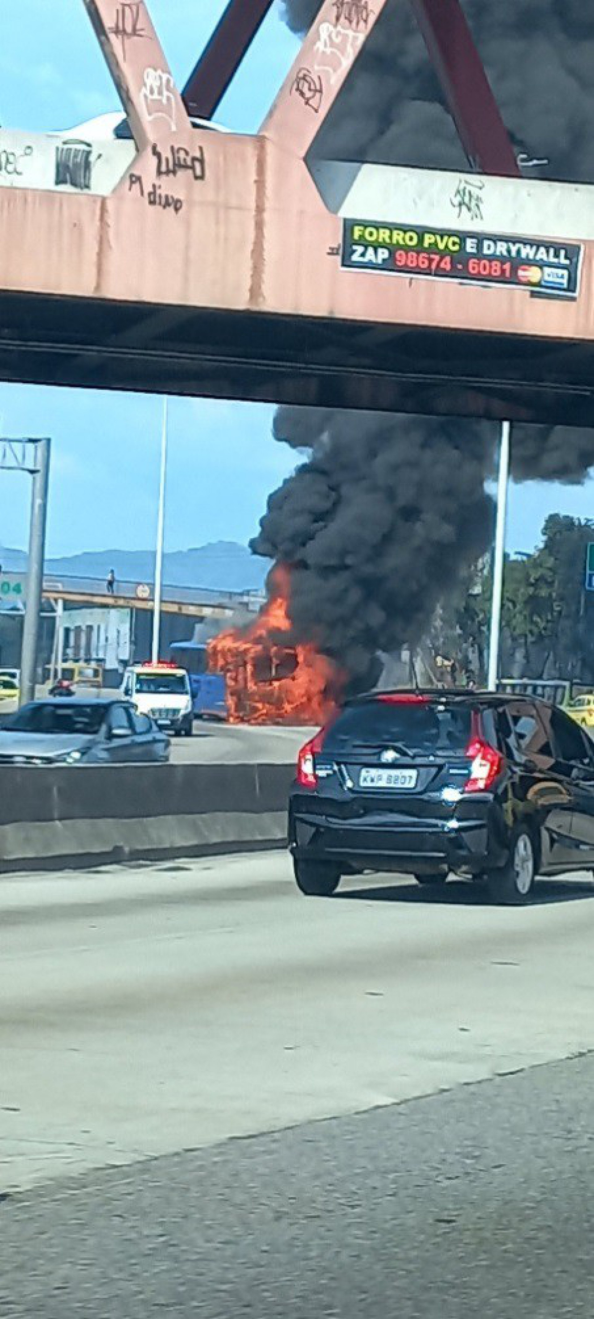 Ônibus pega fogo na Avenida Brasil - Redes Sociais
