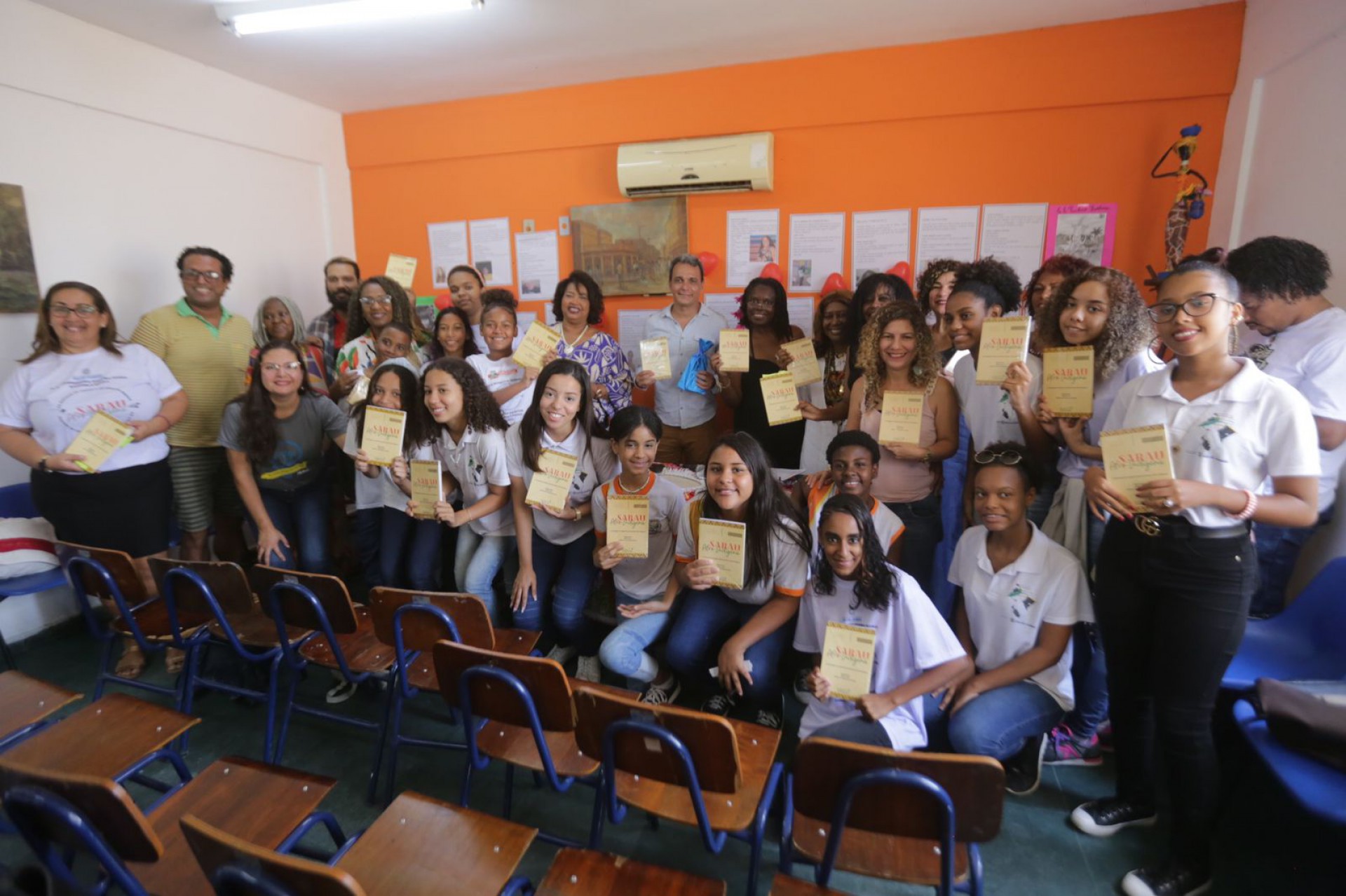 Secret&aacute;rio Bruno Nunes, secret&aacute;ria especial de Assuntos pedag&oacute;gicos, Rosangela Garcia, professores, escritores e alunos no lan&ccedil;amento - Rafael Barreto / PMBR