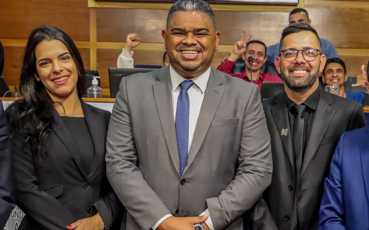 Primeira vice-presidente Gabriela Carneiro(E), primeiro secret&aacute;rio Obina(centro) e o novo presidente Rubinho Metal&uacute;rgico (D).