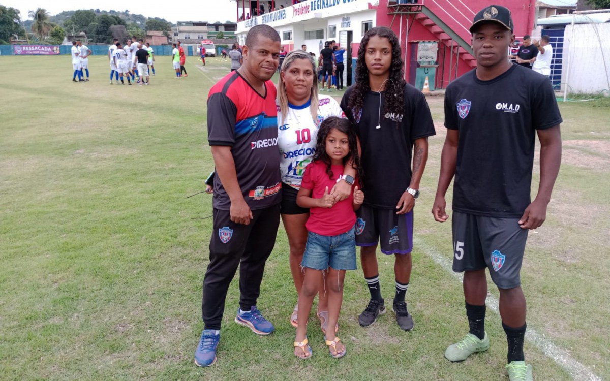Segundo com sua esposa Neliane Cunha e seus filhos Cau&atilde;, Luiz Felipe e Kevin em uma partida de futebol