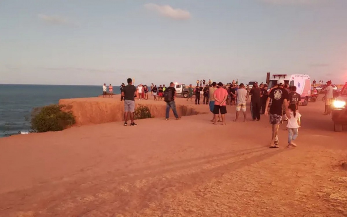 O corpo foi resgatado pelos Bombeiros por volta das 18h40