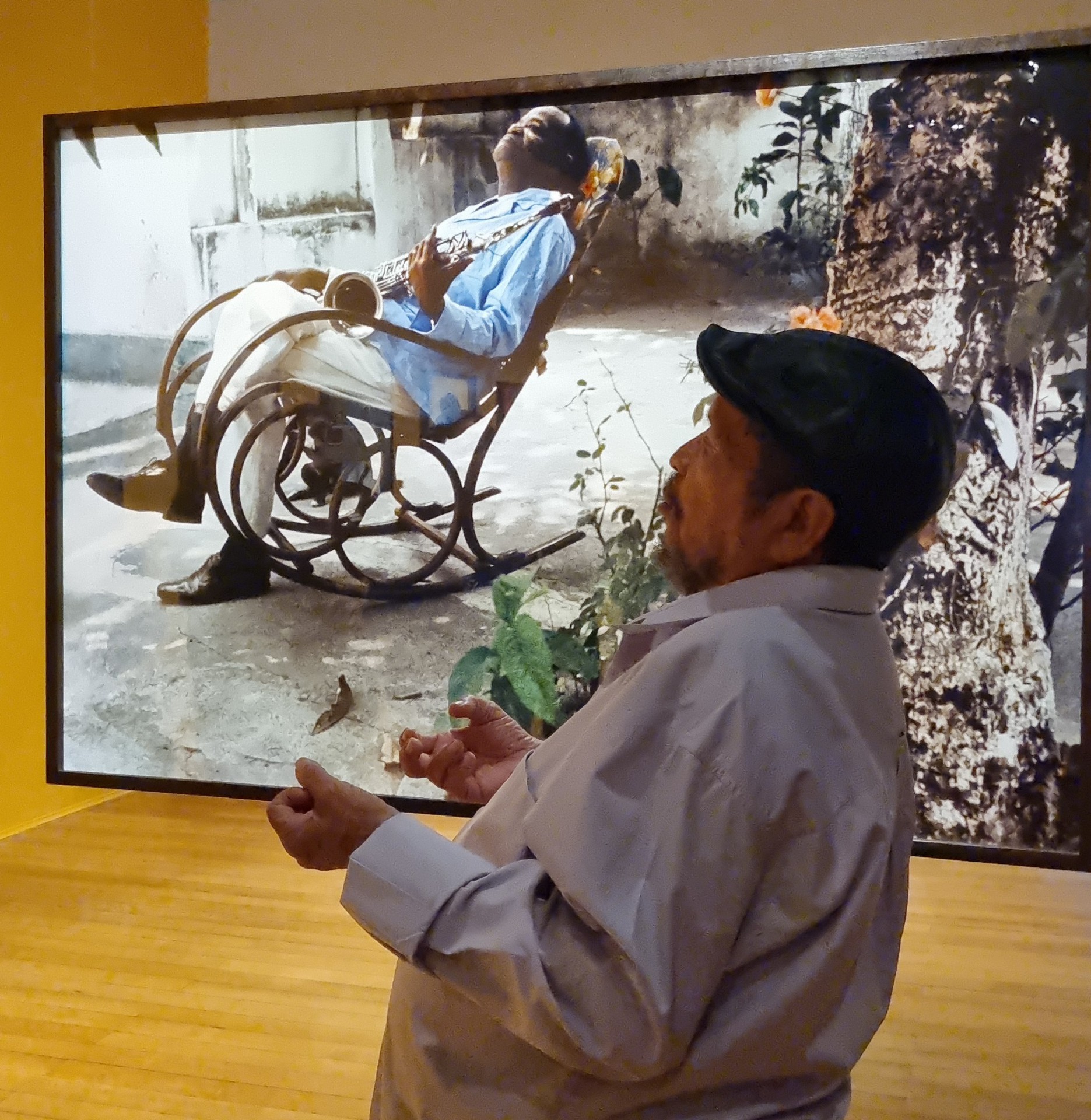 Walter Firmo gestiluca e interage com as fotografias ao relembrar como fez o clique de Pixinguinha
