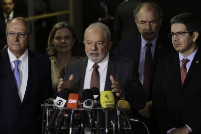 'Quando eu voltar do Egito, começo a pensar', diz Lula sobre ministérios