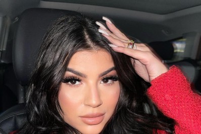 Modelo suspeita de matar noivo em motel é presa seminua em posto de gasolina