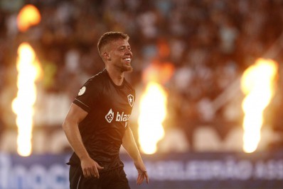 Em noite de gala de Lucas Fernandes, Botafogo vence o Santos e entra no G8 do Brasileirão