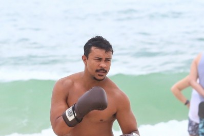 Xamã treina boxe e se refresca na praia da Barra