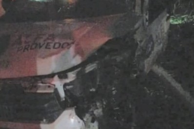 Carro invade a pista na contramão e bate em outro veículo