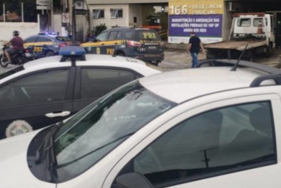 PRF recupera carro roubado e dois homens são presos