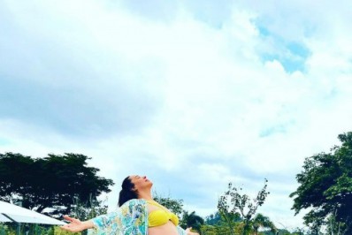 Grávida, Claudia Raia posa de biquíni em meio à natureza 