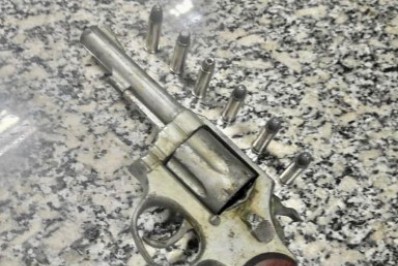 PM apreende arma de fogo dentro de carro em Arraial do Cabo