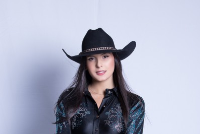 'Me assusta o tanto de gente querendo foto, cantando minha música', admite Ana Castela