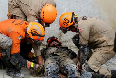 Bombeiros do Rio aprimoram técnicas de resgate a vítimas de desastres naturais e desabamentos