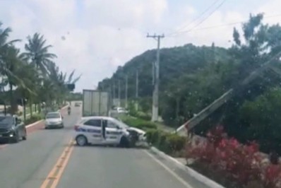 Motorista bate em poste e o derruba na Barra em Maricá
