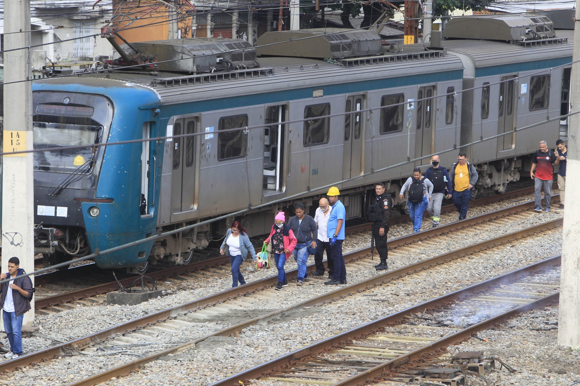 Manifestação na Estação Supervia Deodoro. Usuários revoltados lotam os ônibus para seguir viagem após fechamento da Estação. - Reginaldo Pimenta / Agencia O Dia