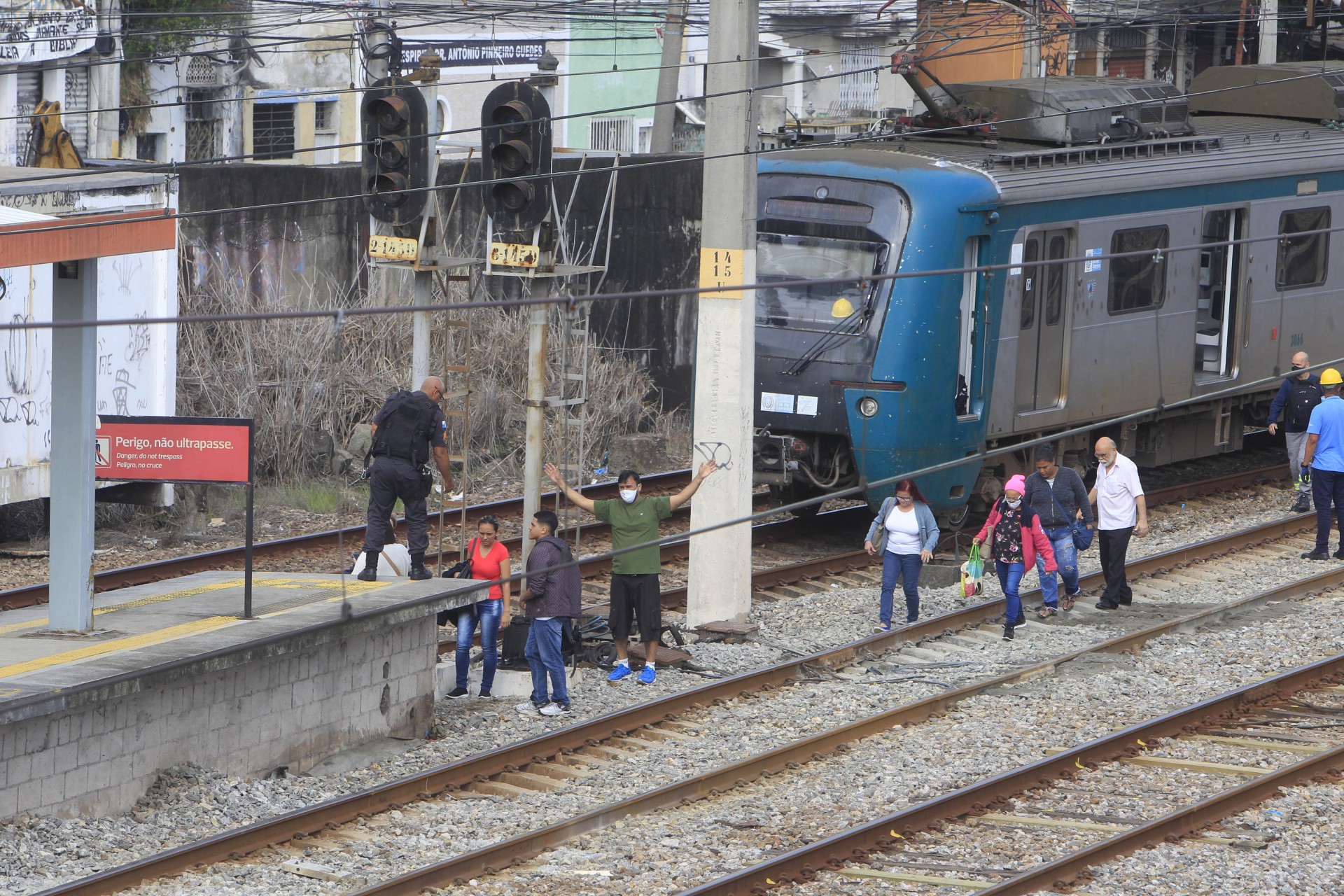 Manifestação na Estação Supervia Deodoro. Usuários revoltados lotam os ônibus para seguir viagem após fechamento da Estação. - Reginaldo Pimenta / Agencia O Dia