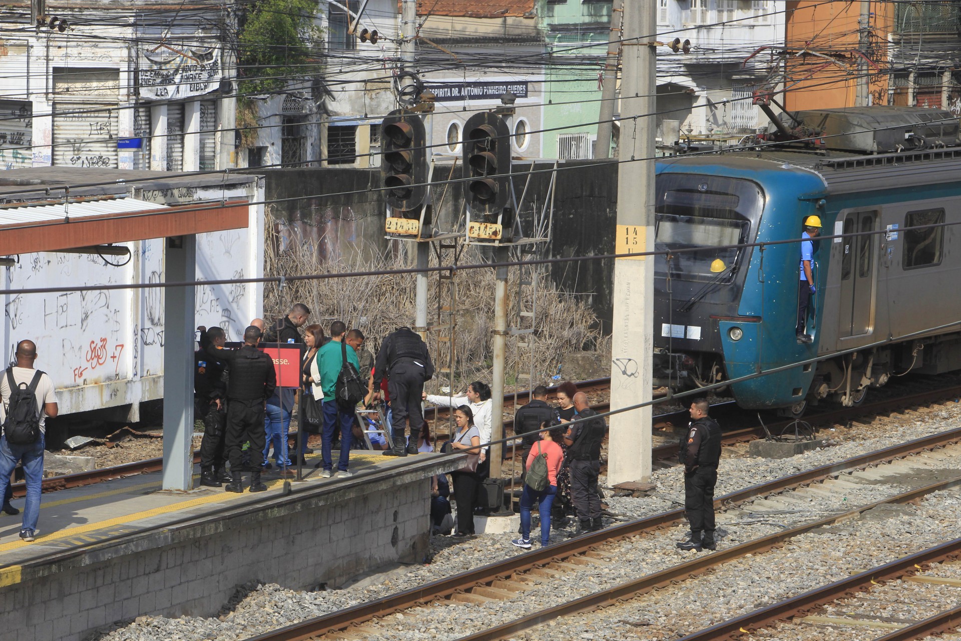 Manifestação na Estação Supervia Deodoro. Usuários revoltados lotam os ônibus para seguir viagem após fechamento da Estação. - Reginaldo Pimenta / Agencia O Dia