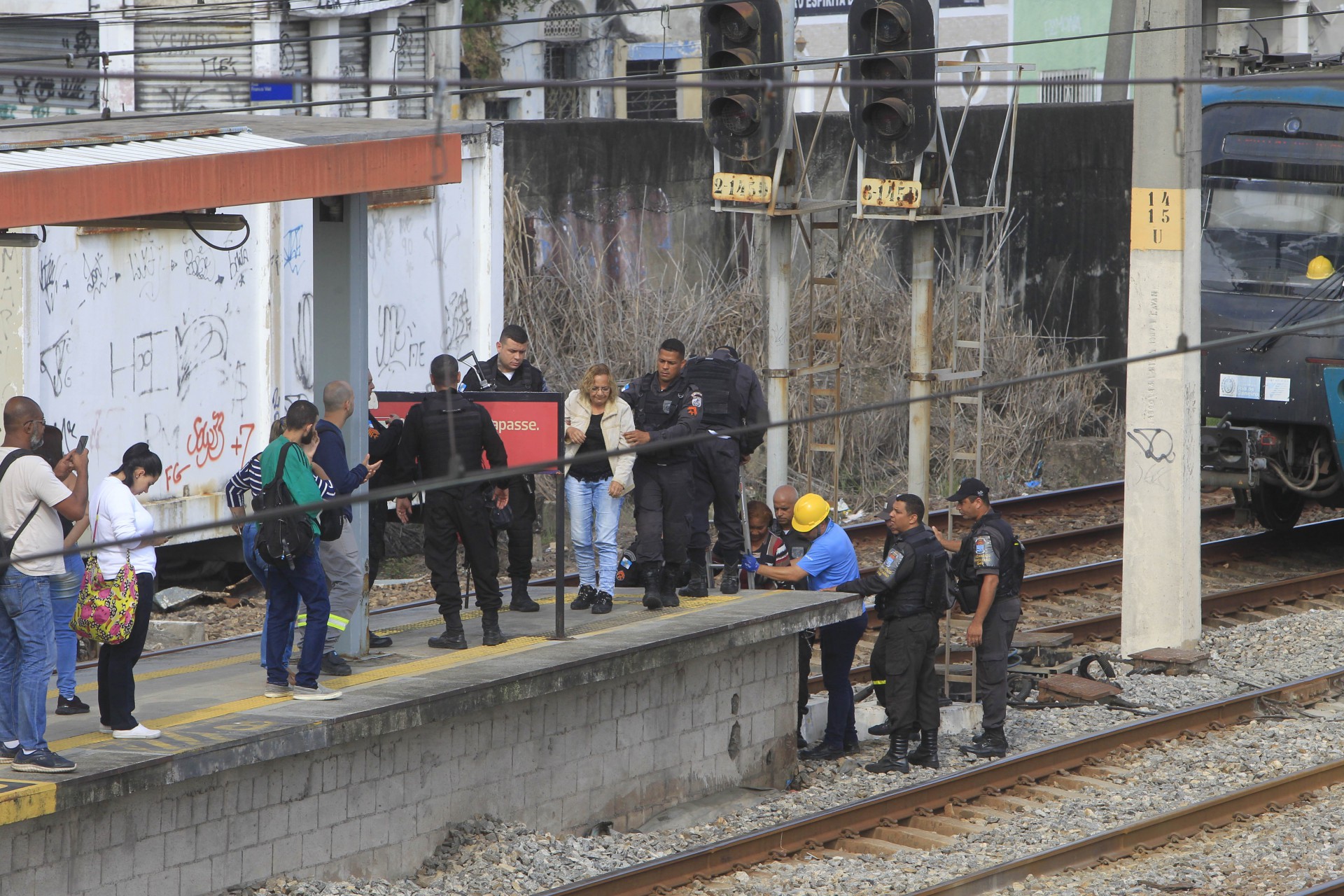 Manifestação na Estação Supervia Deodoro. Usuários revoltados lotam os ônibus para seguir viagem após fechamento da Estação. - Reginaldo Pimenta / Agencia O Dia