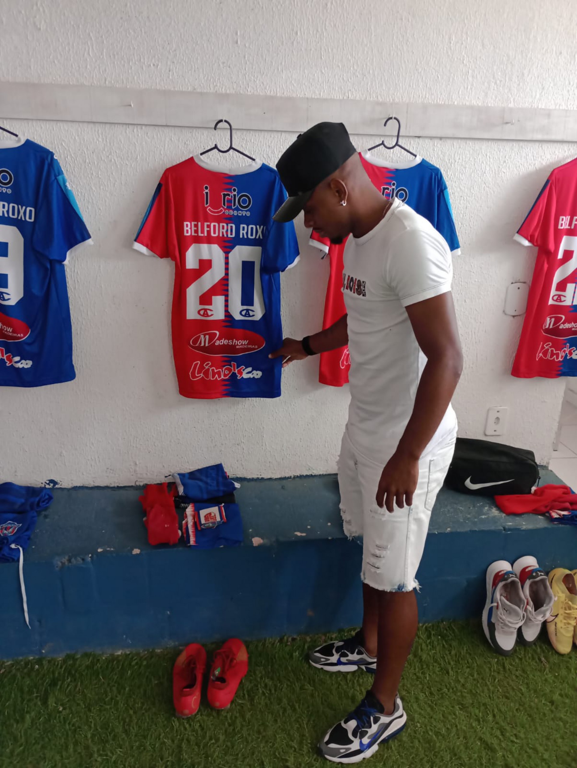 O meia Marcos Felipe, considerado o mais vaidoso pelo roupeiro, olhando o uniforme - Divulga&ccedil;&atilde;o