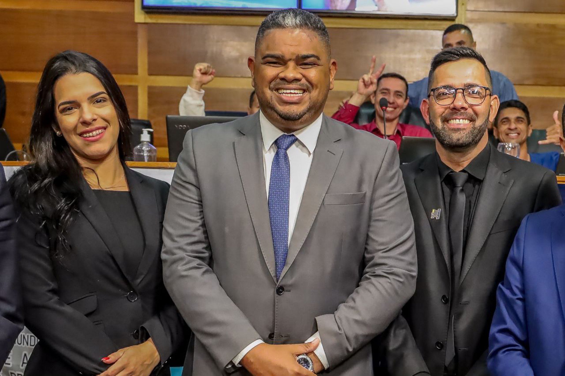 Primeira vice-presidente Gabriela Carneiro(E), primeiro secretário Obina(centro) e o novo presidente Rubinho Metalúrgico (D). - Divulgação/ CMAR