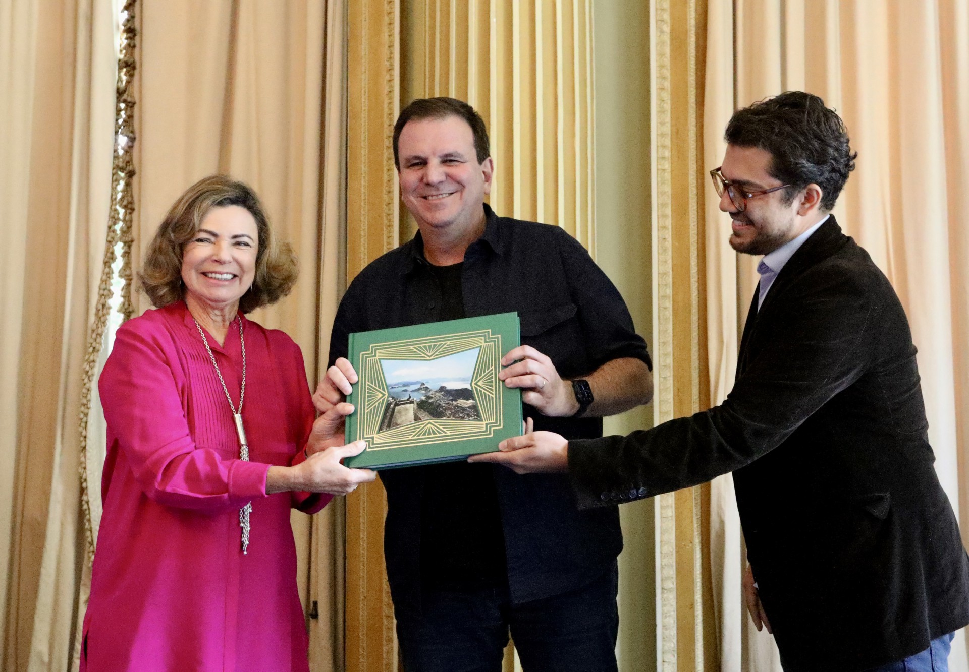 Obra editada pelo Arquivo Geral da Cidade, apresenta a história visual do Rio e mostra os elementos preservados desde a independência até os dias atuais. - Divulgação