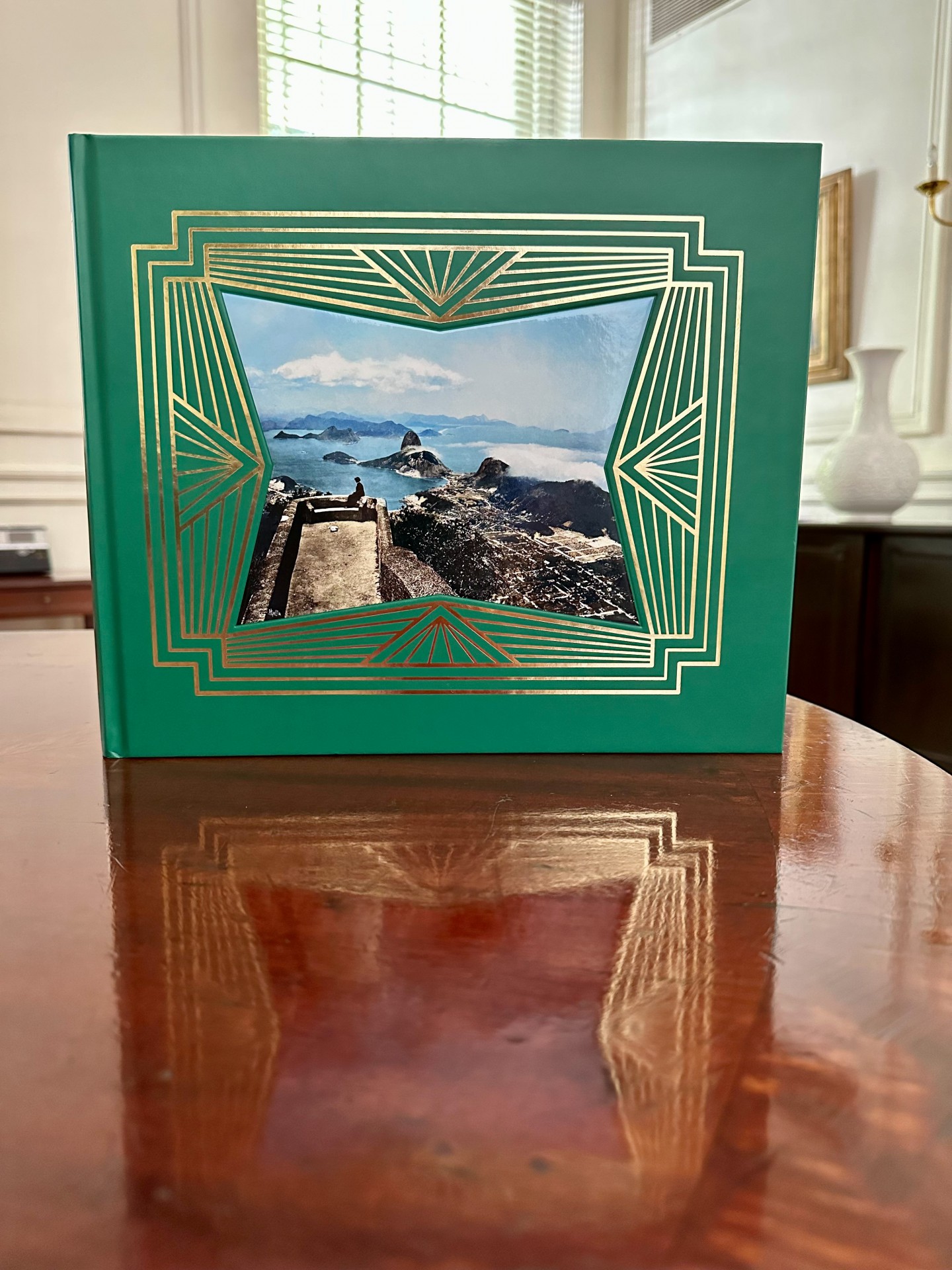 Obra editada pelo Arquivo Geral da Cidade, apresenta a história visual do Rio e mostra os elementos preservados desde a independência até os dias atuais. - Divulgação