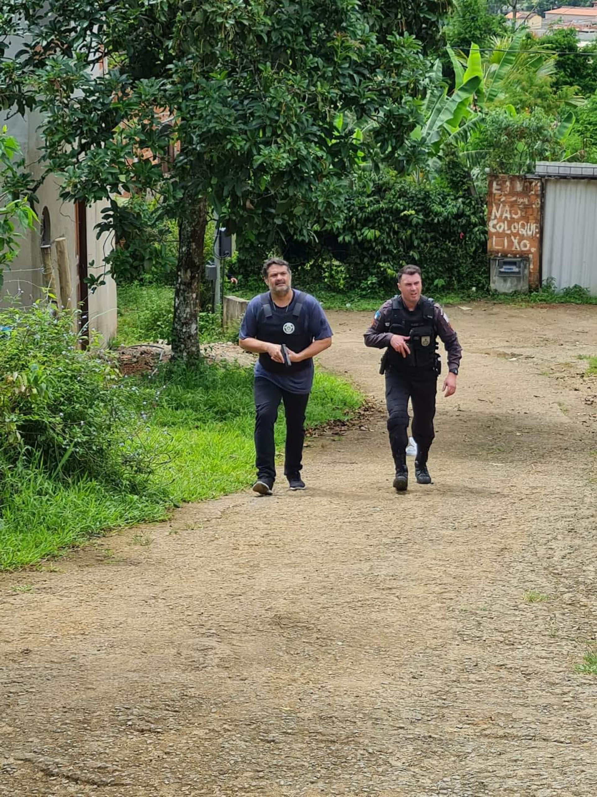 Policiais entram na comunidade e são recebidos a bala. - Divulgação/167ª DP