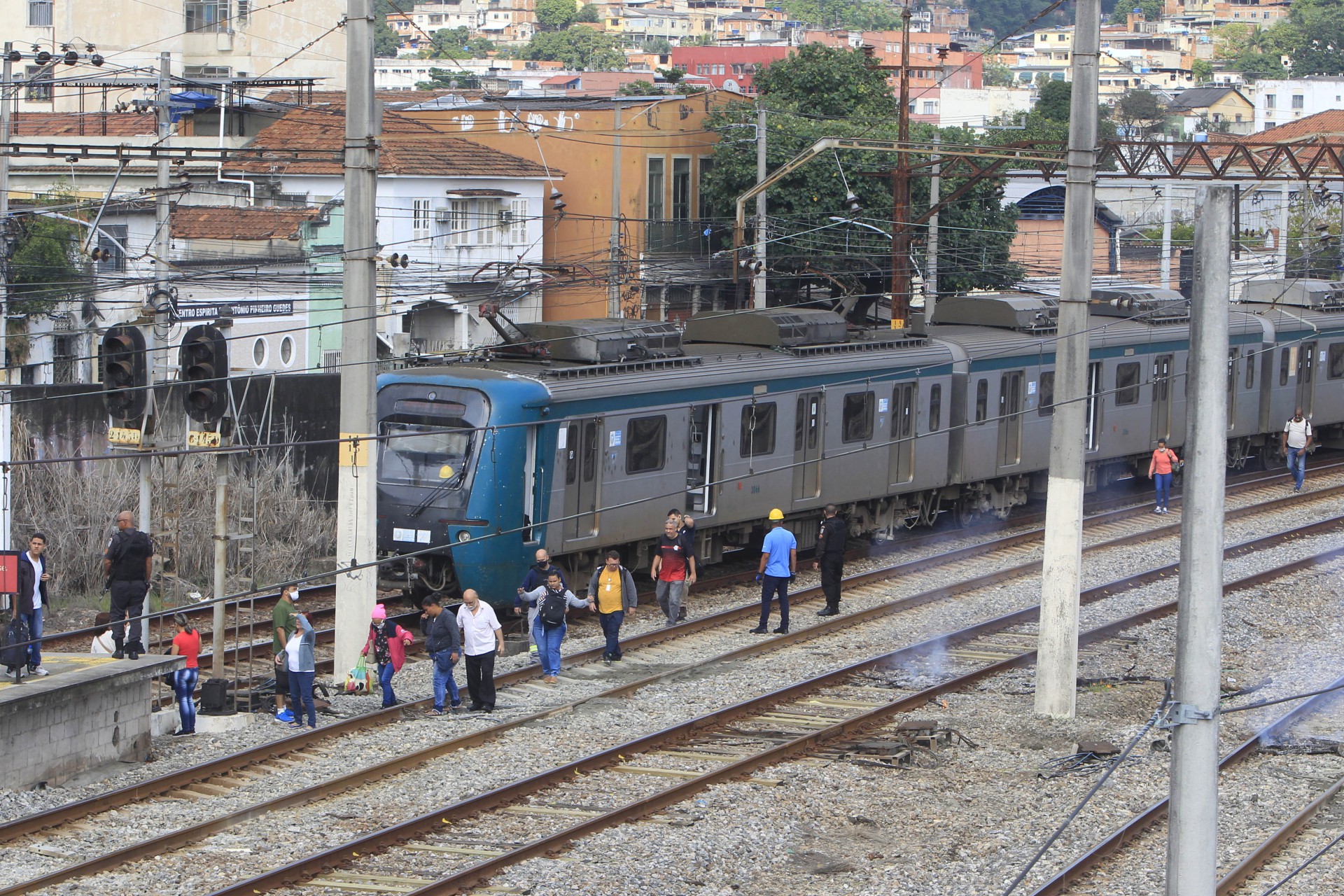 Geral - Trens da Supervia com problemas revolta passageiros que protestam na via na manha de hoje. - Reginaldo Pimenta / Agencia O Dia