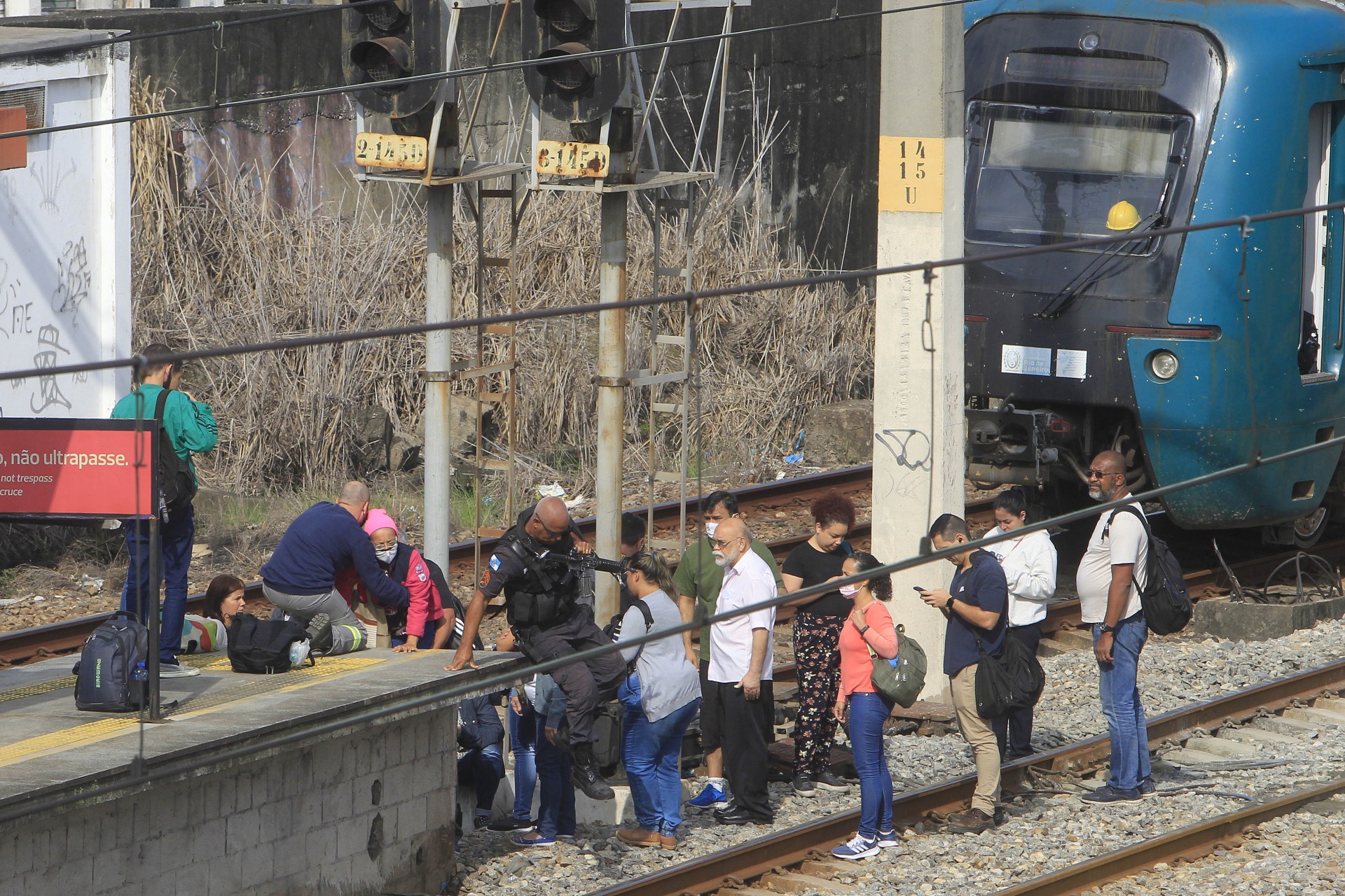 Geral - Trens da Supervia com problemas revolta passageiros que protestam na via na manha de hoje. - Reginaldo Pimenta / Agencia O Dia