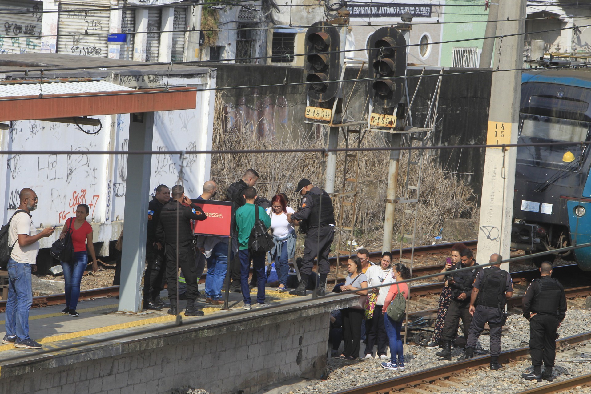 Geral - Trens da Supervia com problemas revolta passageiros que protestam na via na manha de hoje. - Reginaldo Pimenta / Agencia O Dia