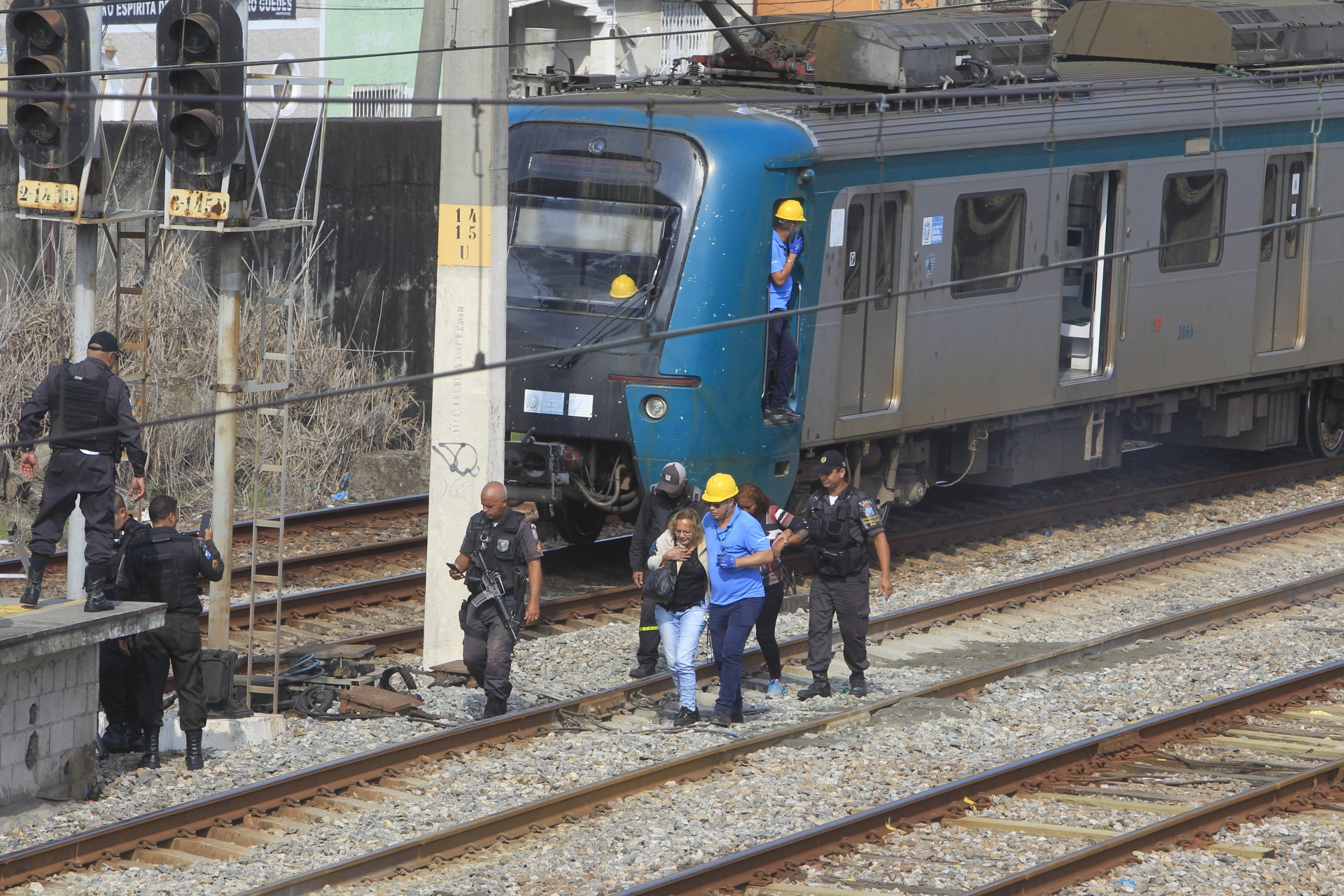 Geral - Trens da Supervia com problemas revolta passageiros que protestam na via na manha de hoje. - Reginaldo Pimenta / Agencia O Dia