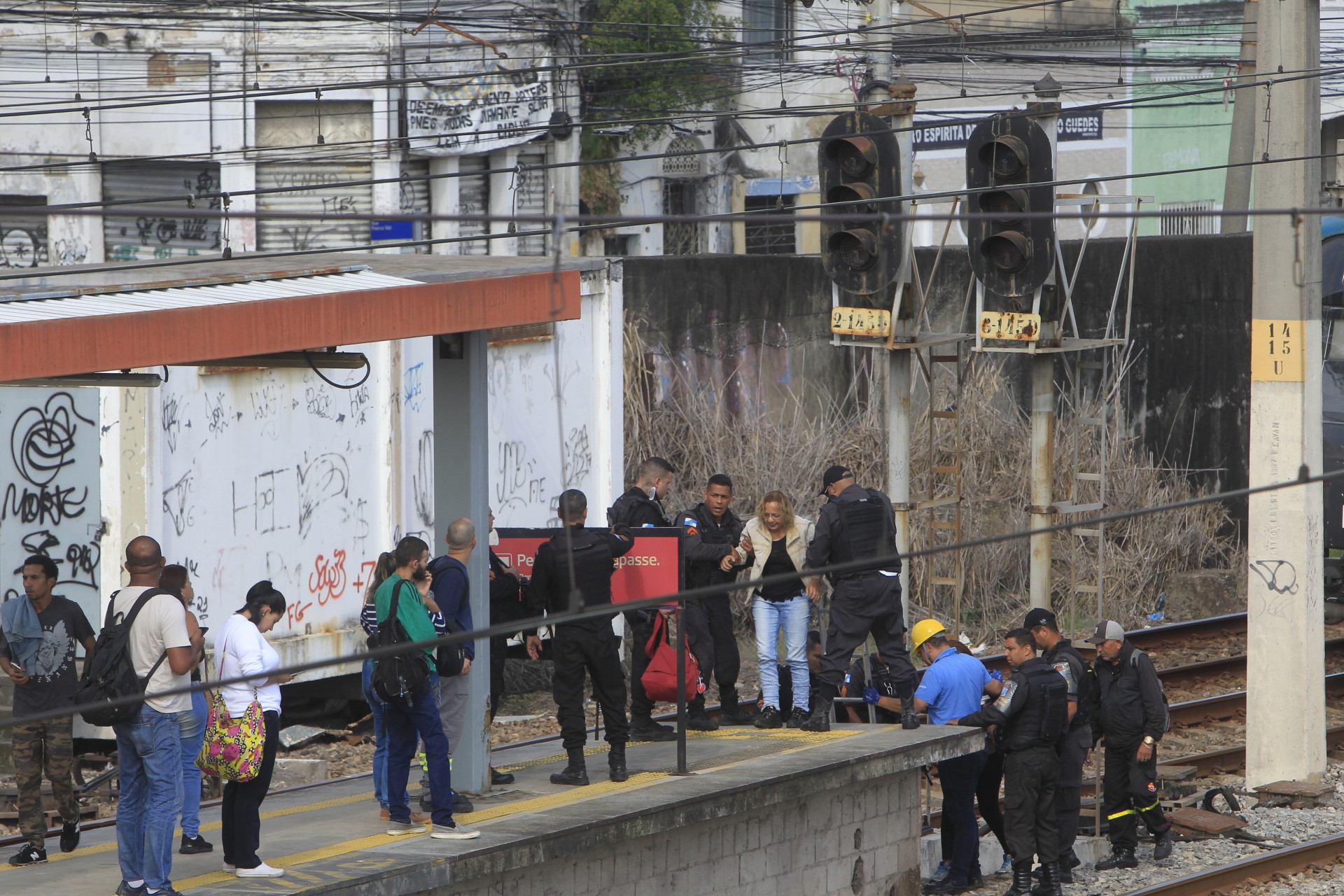 Geral - Trens da Supervia com problemas revolta passageiros que protestam na via na manha de hoje. - Reginaldo Pimenta / Agencia O Dia