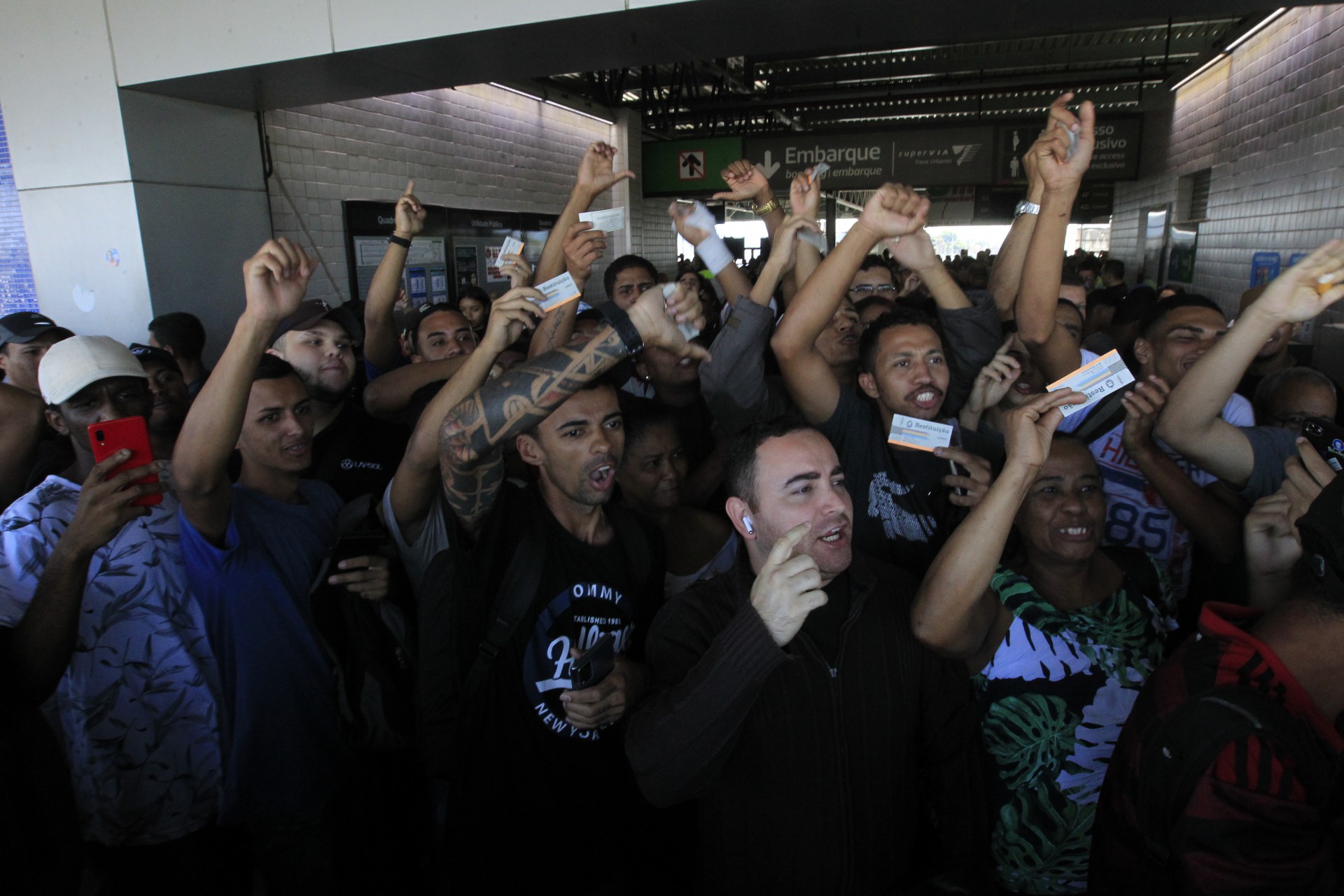 Geral - Trens da Supervia com problemas revolta passageiros que protestam na via na manha de hoje. - Reginaldo Pimenta / Agencia O Dia