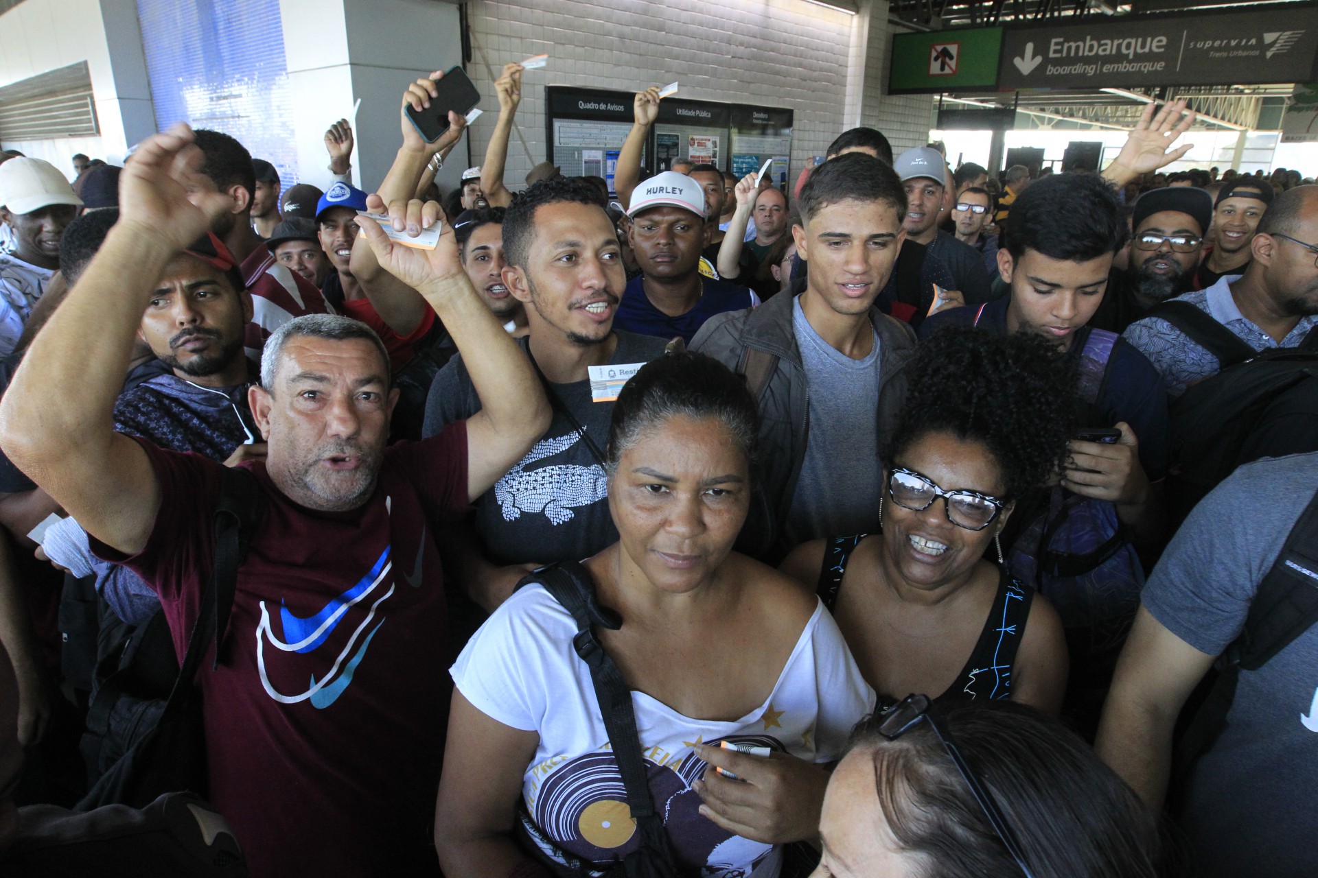 Geral - Trens da Supervia com problemas revolta passageiros que protestam na via na manha de hoje. - Reginaldo Pimenta / Agencia O Dia