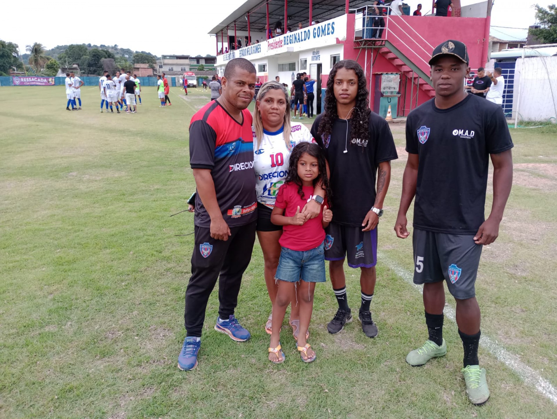 Segundo com sua esposa Neliane Cunha e seus filhos Cauã, Luiz Felipe e Kevin em uma partida de futebol - Divulgação