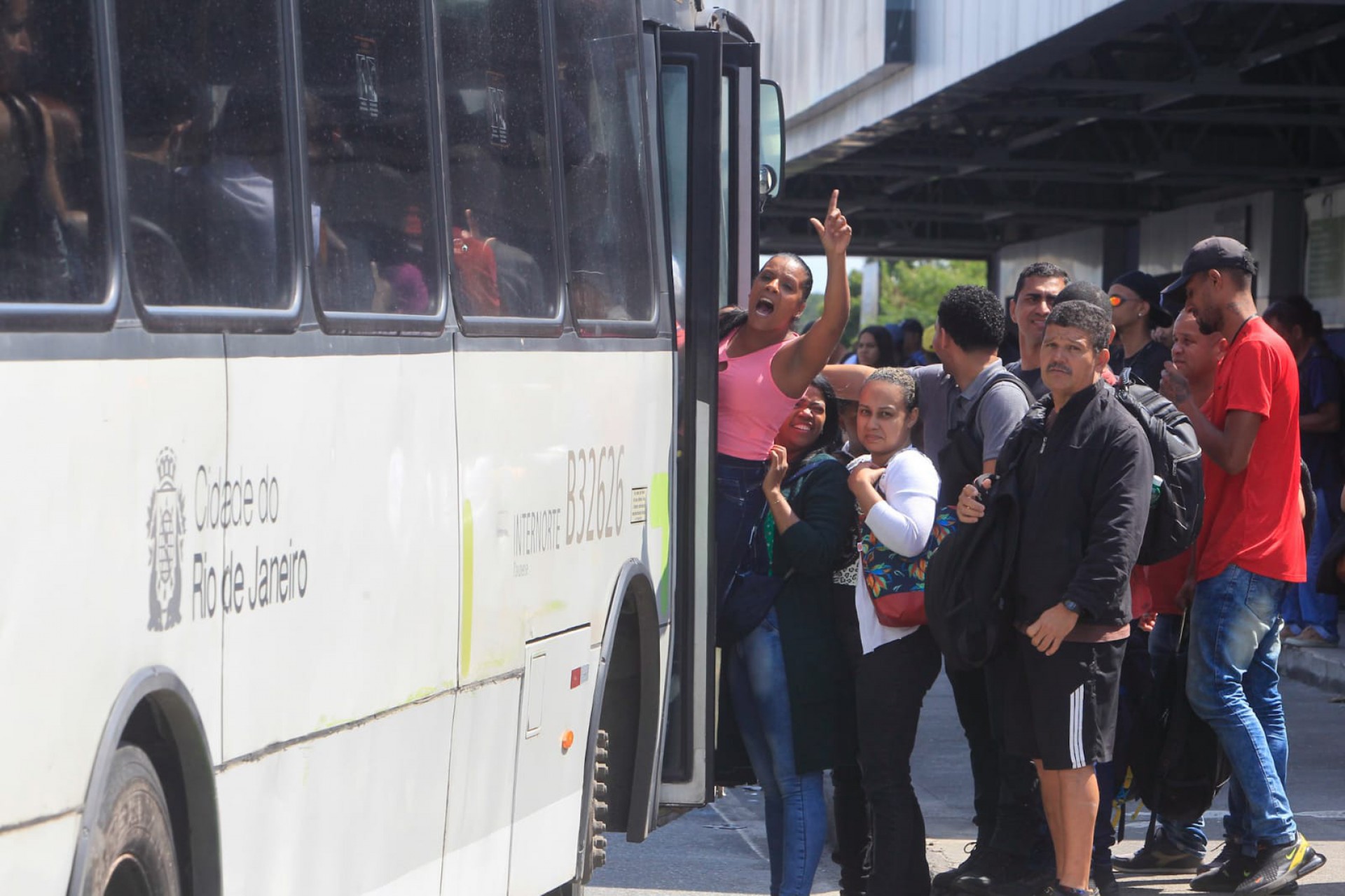 Usuários revoltados lotam os ônibus para seguir viagem após fechamento da Estação - Reginaldo Pimenta/Agência O Dia