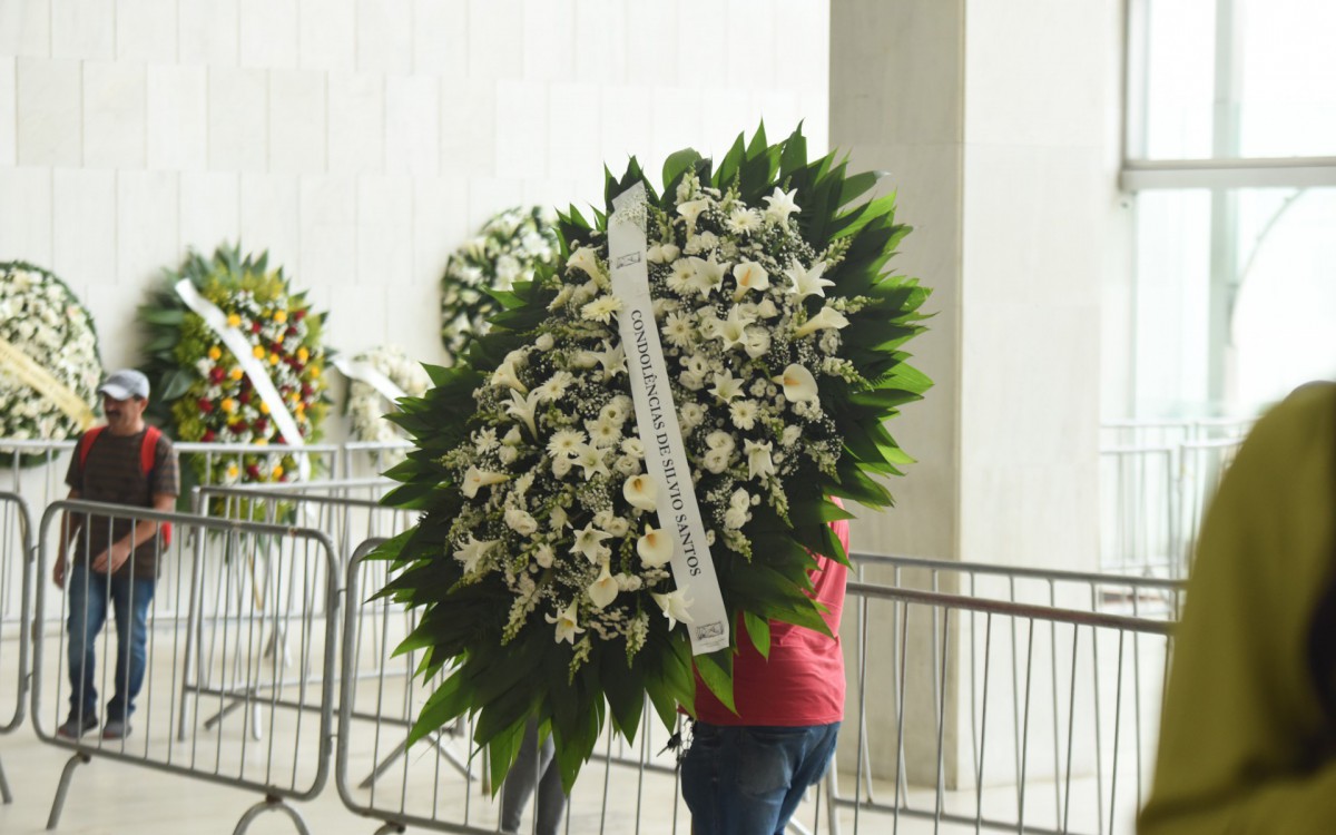 Silvio Santos envia coroa de flores para Gal Costa