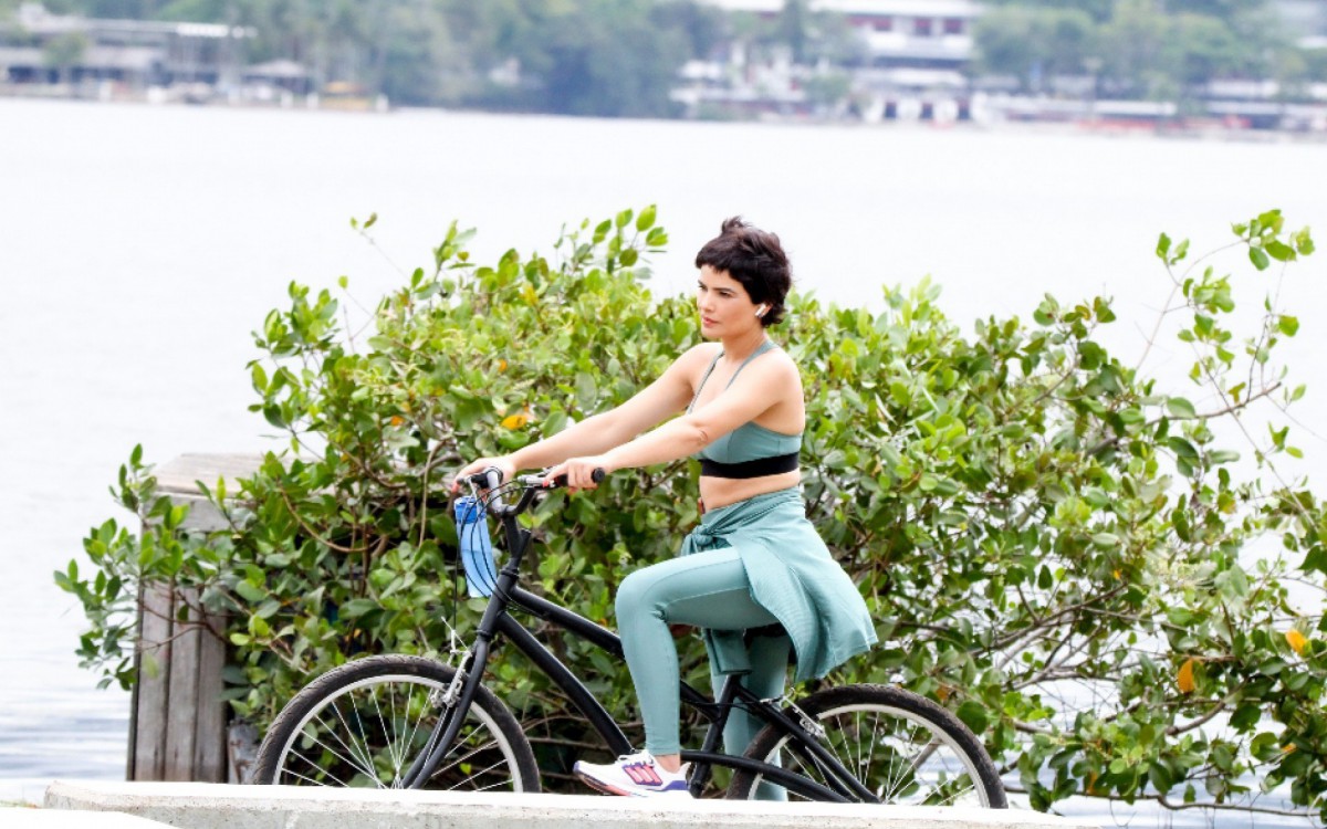 Vanessa Gi&aacute;como grava cenas de 'Travessia' na Lagoa Rodrigo de Freitas, na Zona Sul do Rio