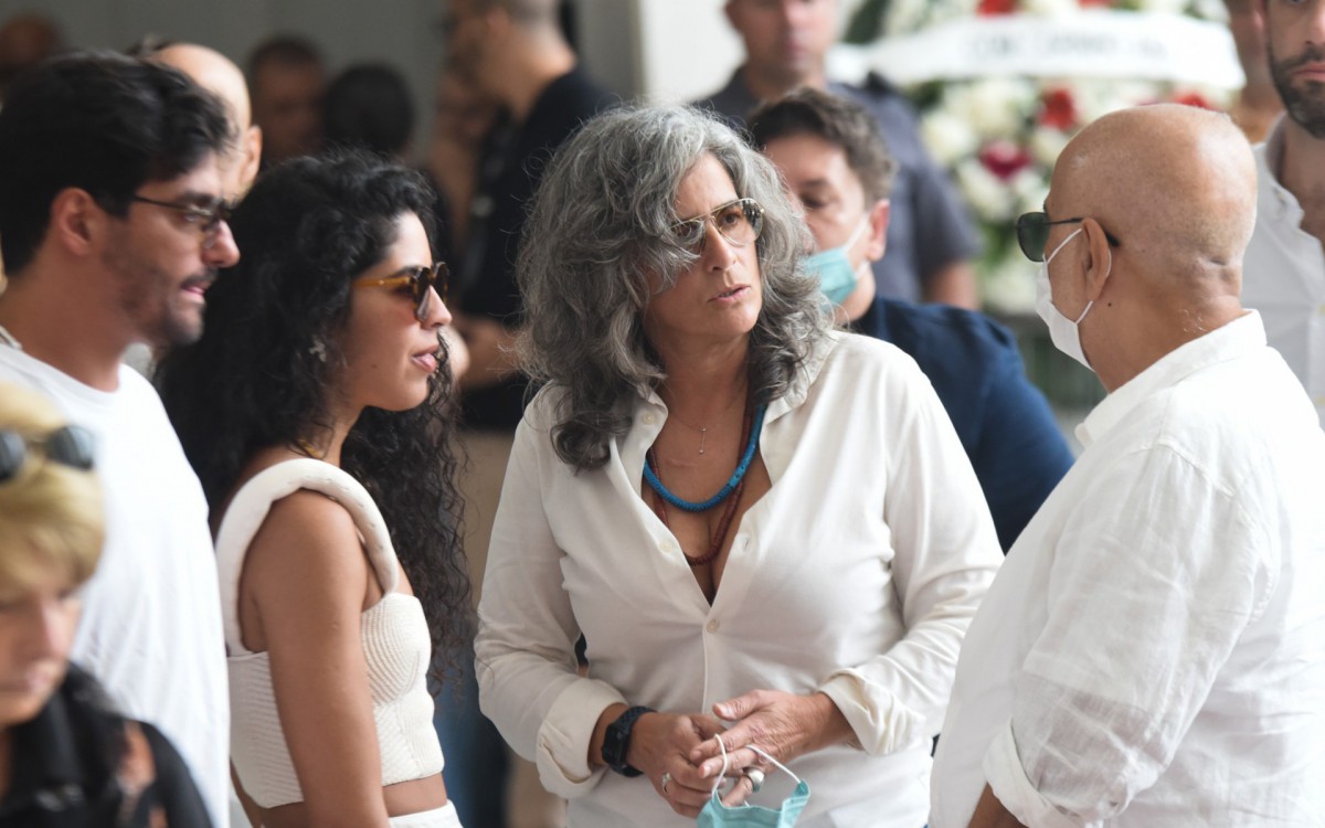 L&uacute;cia Ver&iacute;ssimo no vel&oacute;rio de Gal Costa