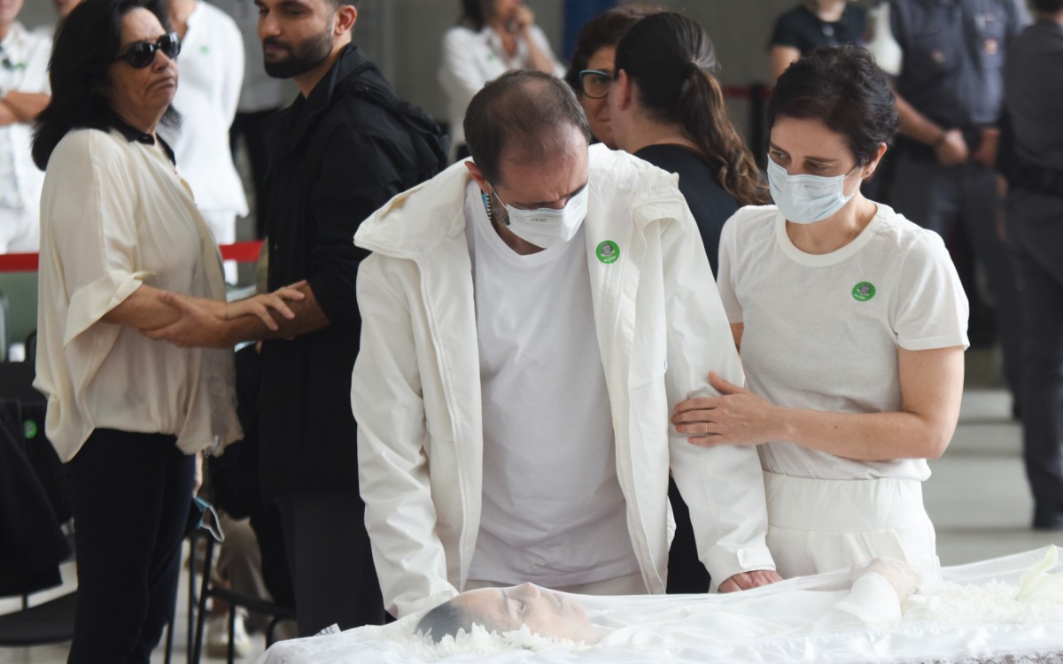 Moreno Veloso, filho de Caetano, no vel&oacute;rio de Gal Costa