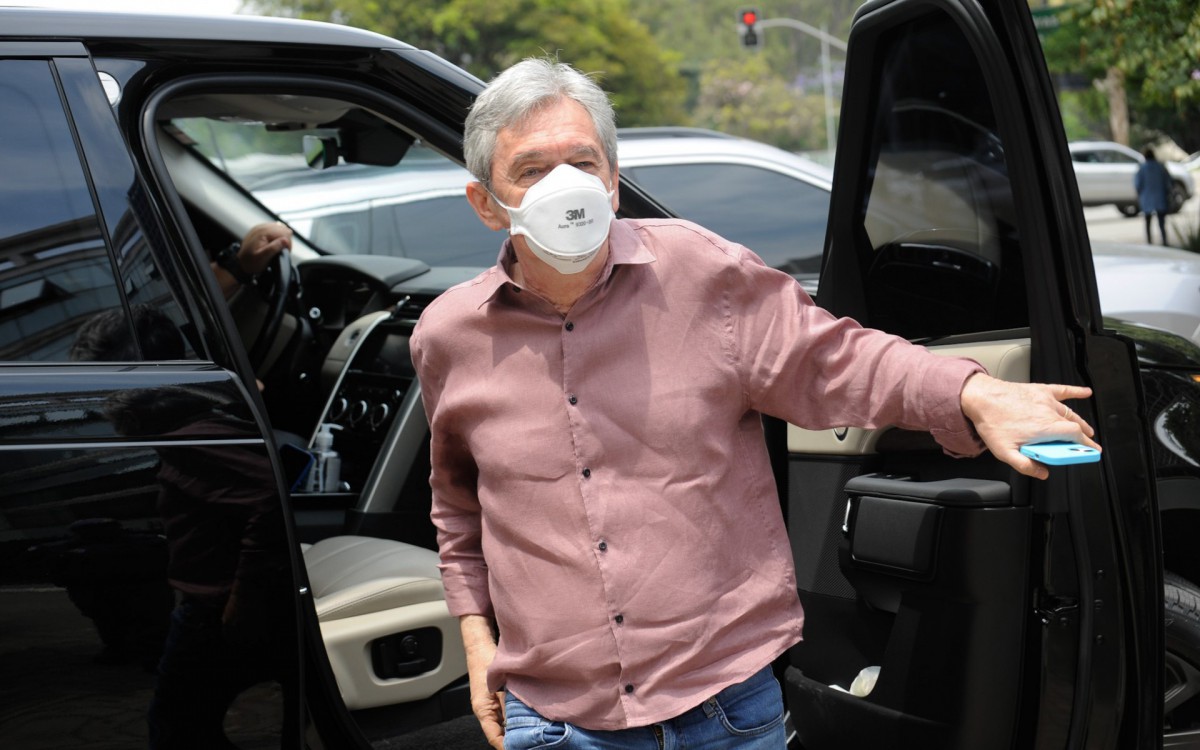 Serginho Groisman chega ao vel&oacute;rio de Gal Costa