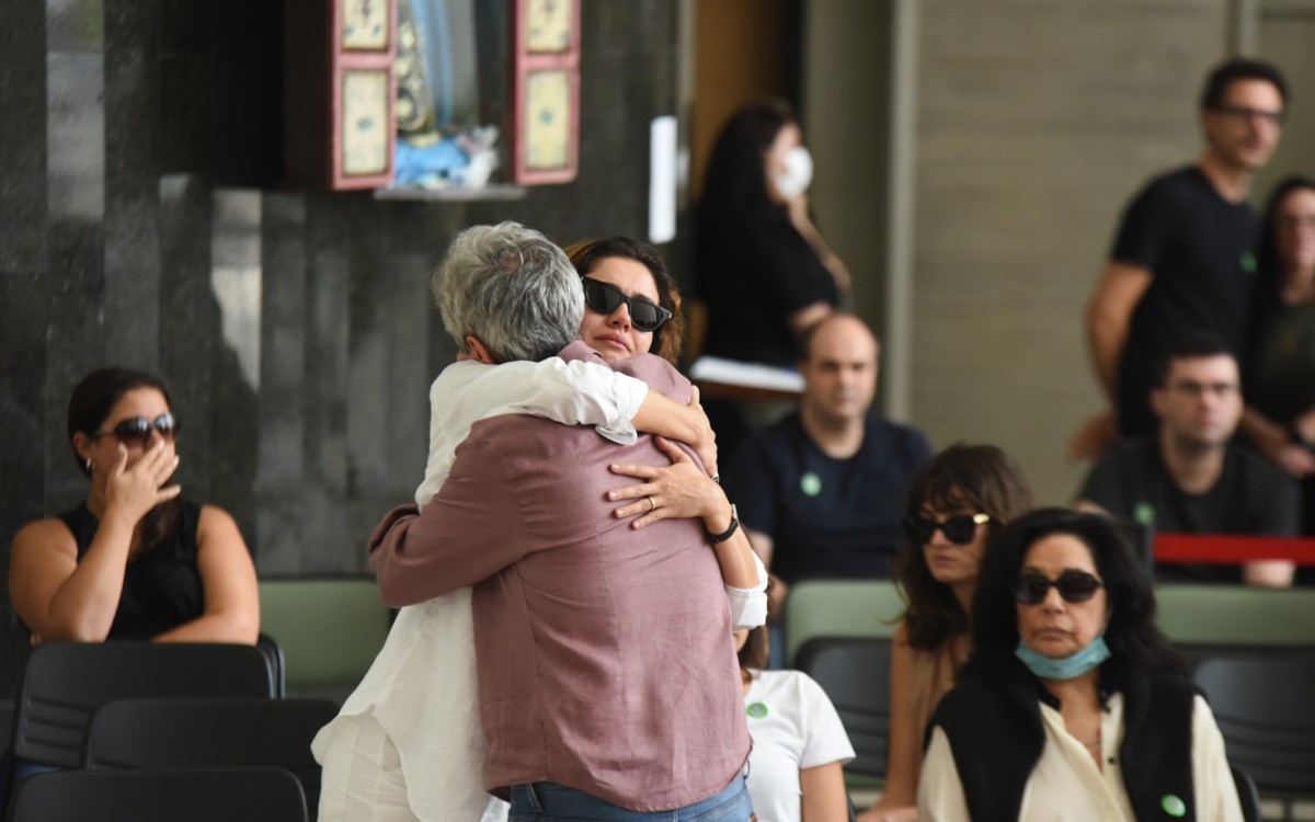 Serginho Groisman e Sophie Charlotte no vel&oacute;rio de Gal Costa