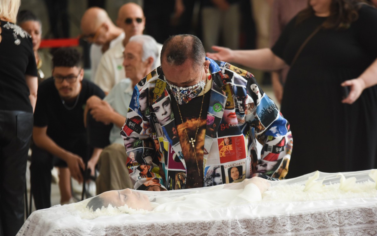 F&atilde; se despede de Gal Costa na Alesp