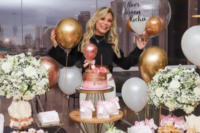 Prestes a fazer aniversário, Esposa de Leonardo ganha duas festas surpresas: 'Emocionada'