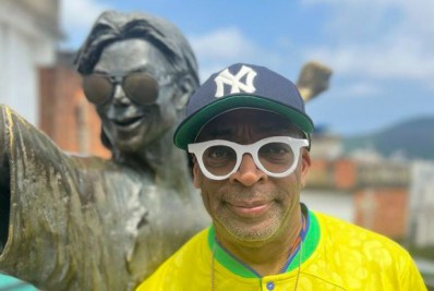 Spike Lee visita o Santa Marta e posa com estátua de Michael Jackson  