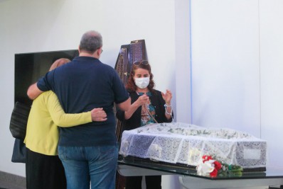 Familiares e amigos dão último adeus a Roberto Guilherme em velório