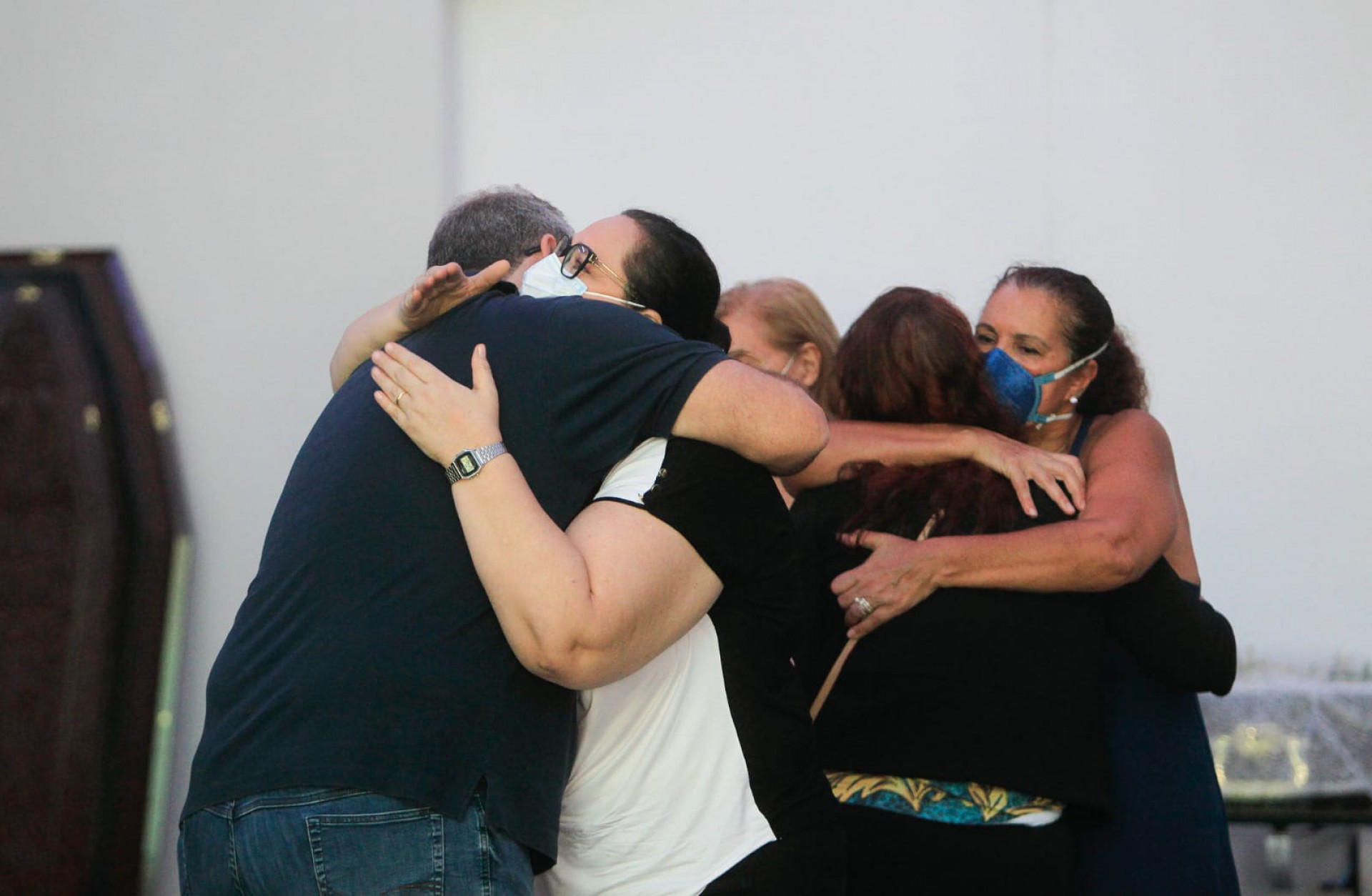 Lilian Aragão abraçando William de La Vega Nunes, filho do ator - Reginaldo Pimenta / Agência O Dia