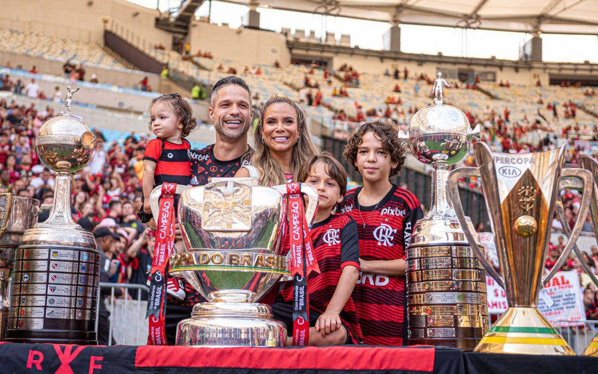 Diego Ribas ao lado da família, com títulos conquistados pelo Flamengo