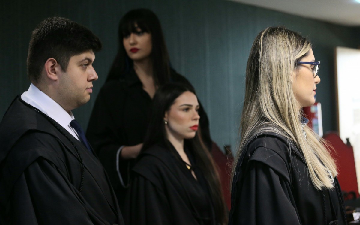 A ex-deputada federal Flordelis, acusada de envolvimento na morte do pastor Anderson do Carmo, ser&aacute; interrogada no F&oacute;rum de Niter&oacute;i neste final de semana. Ser&aacute; a primeira vez que a pastora ir&aacute; responder as perguntas do Minist&eacute;rio P&uacute;blico, da defesa e dos jurados desde quando as oitivas come&ccedil;aram na &uacute;ltima segunda-feira (7). A audi&ecirc;ncia chega a fase final neste s&aacute;bado (12), sexto dia seguido de depoimentos, com todos os r&eacute;us sendo questionados, com sustenta&ccedil;&otilde;es e debates, com direito a r&eacute;plicas e tr&eacute;plicas da acusa&ccedil;&atilde;o e defesa.