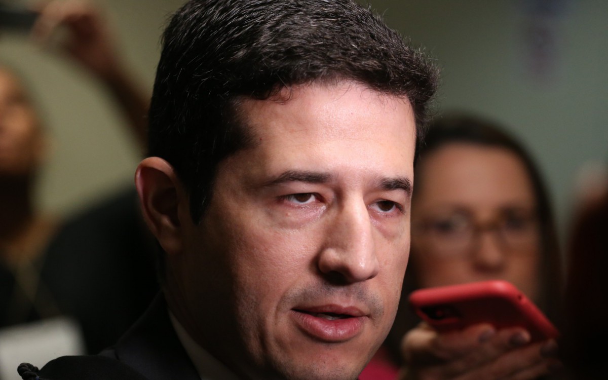 A ex-deputada federal Flordelis, acusada de envolvimento na morte do pastor Anderson do Carmo, ser&aacute; interrogada no F&oacute;rum de Niter&oacute;i neste final de semana. Ser&aacute; a primeira vez que a pastora ir&aacute; responder as perguntas do Minist&eacute;rio P&uacute;blico, da defesa e dos jurados desde quando as oitivas come&ccedil;aram na &uacute;ltima segunda-feira (7). A audi&ecirc;ncia chega a fase final neste s&aacute;bado (12), sexto dia seguido de depoimentos, com todos os r&eacute;us sendo questionados, com sustenta&ccedil;&otilde;es e debates, com direito a r&eacute;plicas e tr&eacute;plicas da acusa&ccedil;&atilde;o e defesa. Na foto:  o Advogado defesa- Rodrigo Faucz 