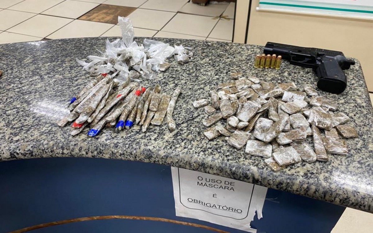 Drogas apreendidas pelos agentes no Complexo do Lins